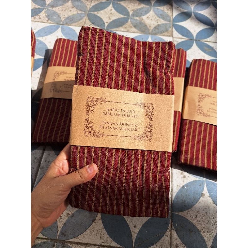 Jual Kain Tenun Lurik Garis Merah Maroon Kuning | Shopee Indonesia