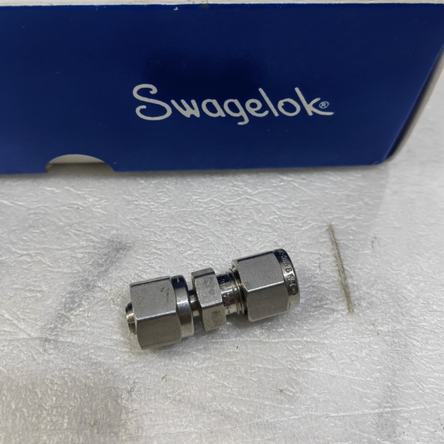 Raccord De Tube Swagelok SS-400-4 En Croix - 1/4" OD - Acier Inoxydable 316 - État Excellent