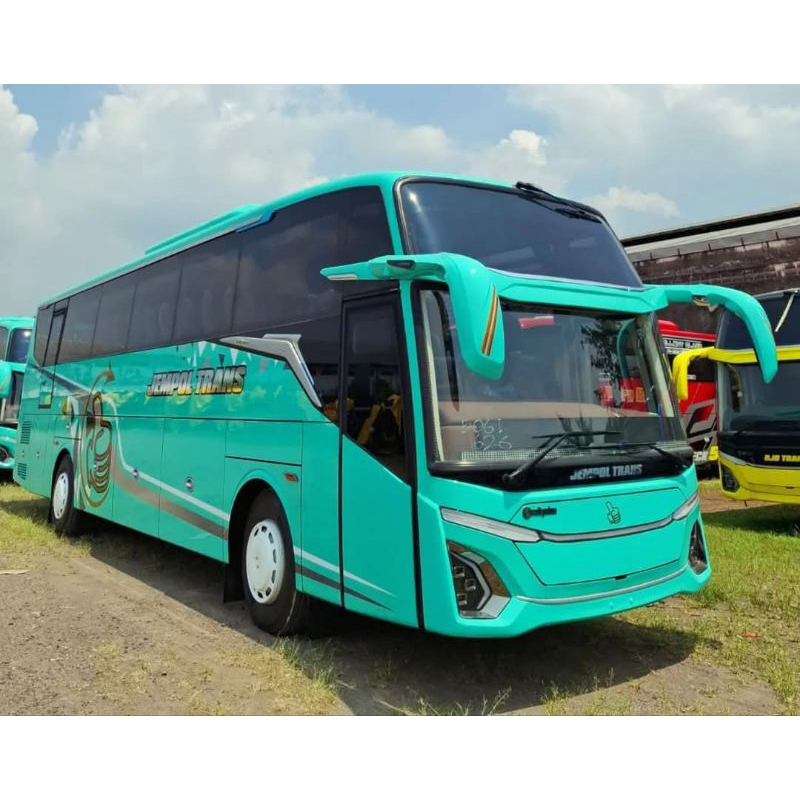 Raja Jalan Raya: Menjelajah Pariwisata Jabodetabek dengan Armada Bus Poll