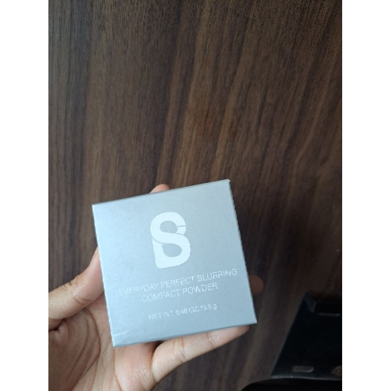Jual EVERYDAY PERFECT BLURRING COMPACT POWDER (HAZELNUT) BUTTONSCARVES ...