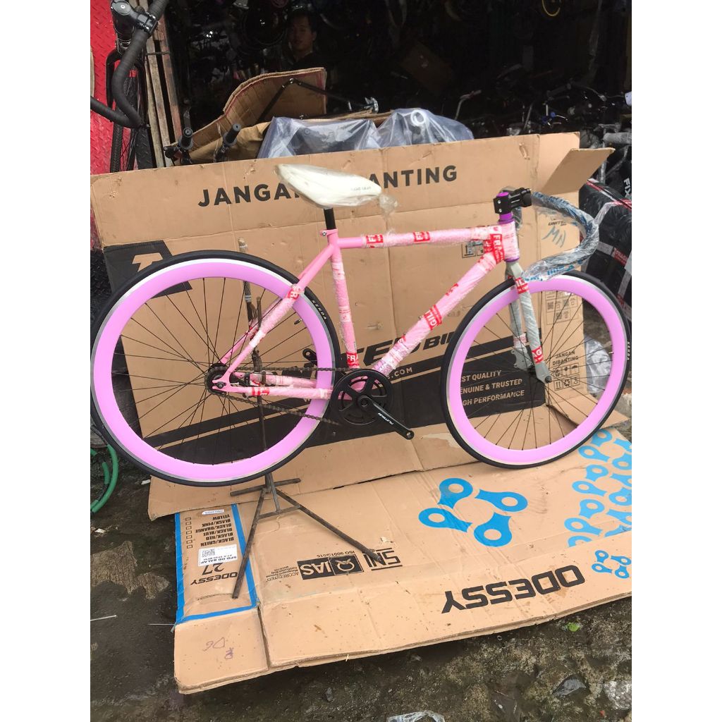 Jual sepeda fixie 700c merk united soloist 02 frame besi wheel set ...