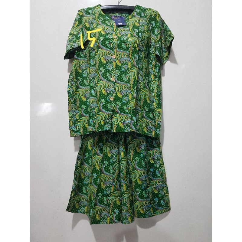 Yigit sikini qizlarga korsatadi