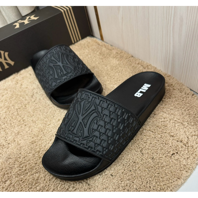 Jual sandal slip on premium || %#yR10@ || motif corak embos hitam polos ...