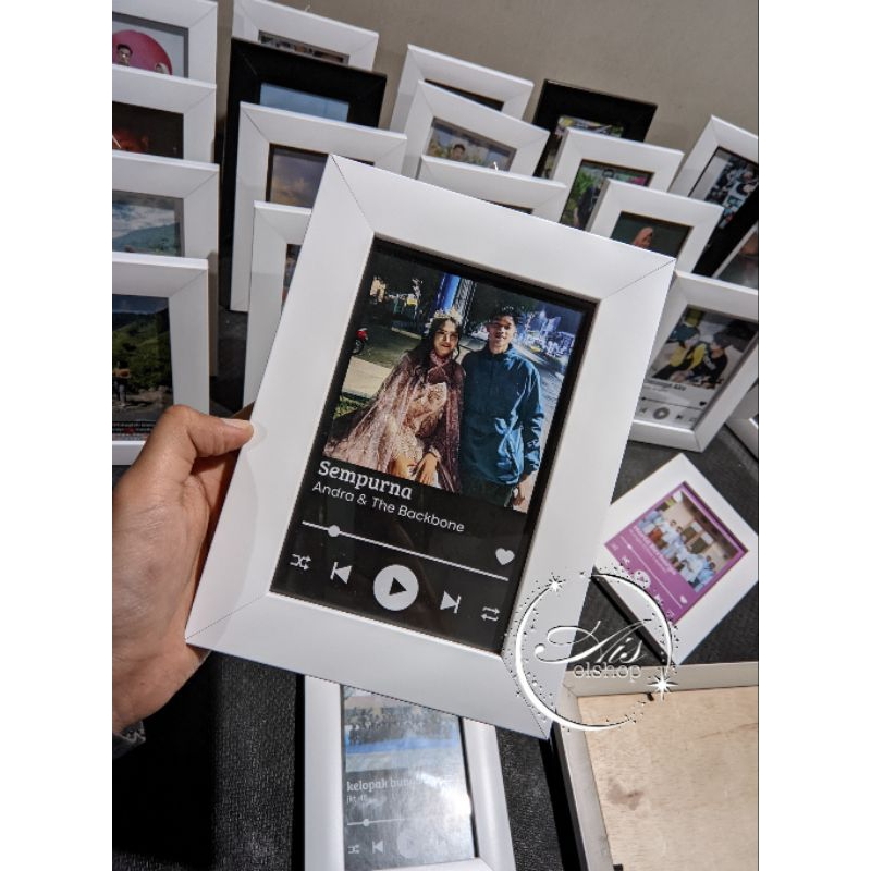 Jual (1 hari jadi) frame foto aesthetic 4R bisa request warna dan lagu ...