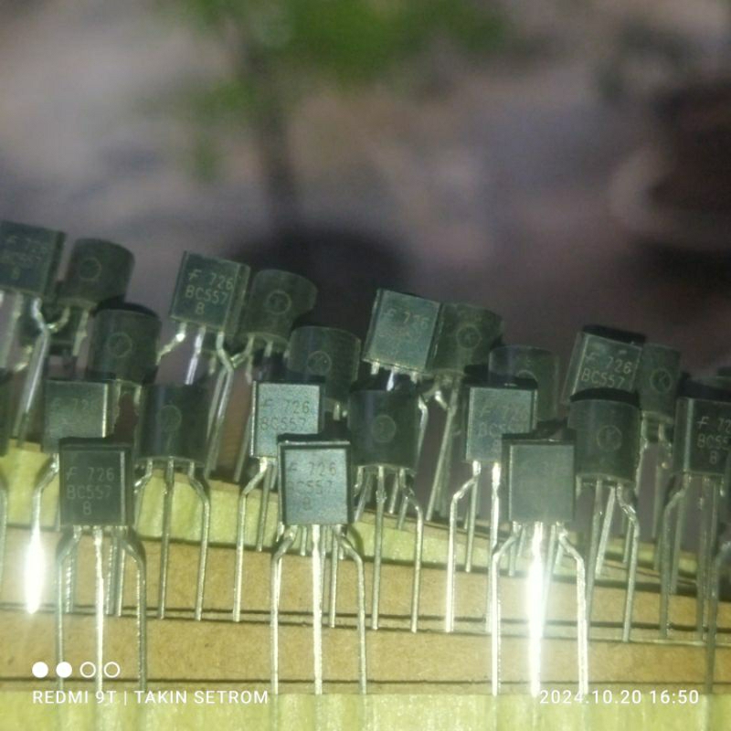 Transistor BC557 PNP, 25 Unità, 50V 100mA, Incapsulato TO-92 - Per Circuiti Di Amplificazione E Commutazione