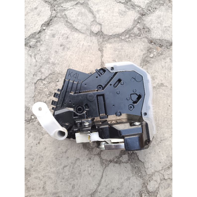 Jual door lock avanza veloz bagian kiri LH bagian depan original ...