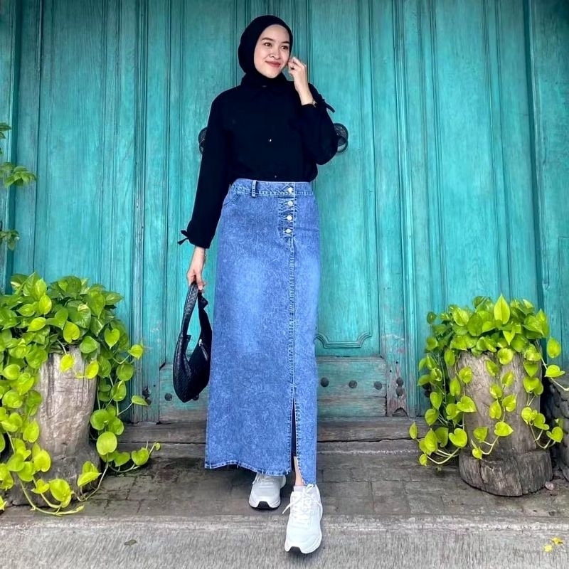 Jual ROK REBECCA HAIGH WAIST KANCING SAMPING BELAH DEPAN/ROK JEANS ...