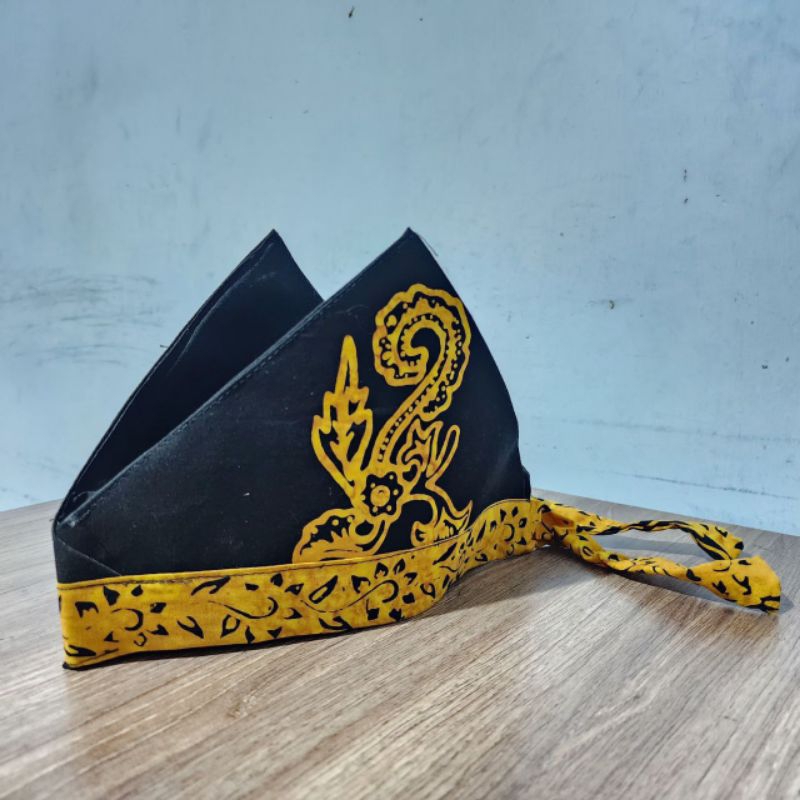 Lezbiyen yiglamaguncha uning mushukini sikdi.