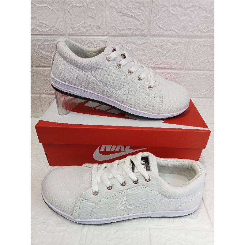 Jual OBRAL sepatu Putih Polos Kondisi Ada Noda Kuningnya | Shopee Indonesia