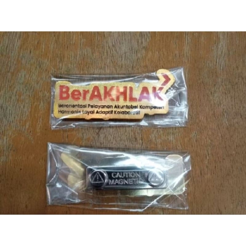 Jual Pin Berakhlak ASN bahan Kuningan sepuh emas | Shopee Indonesia