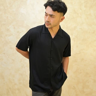 Mickout Solid Casual Shirt - Kemeja Kasual Polos Pria Katun Rayon Relaxed Fit Lengan Pendek - Hitam