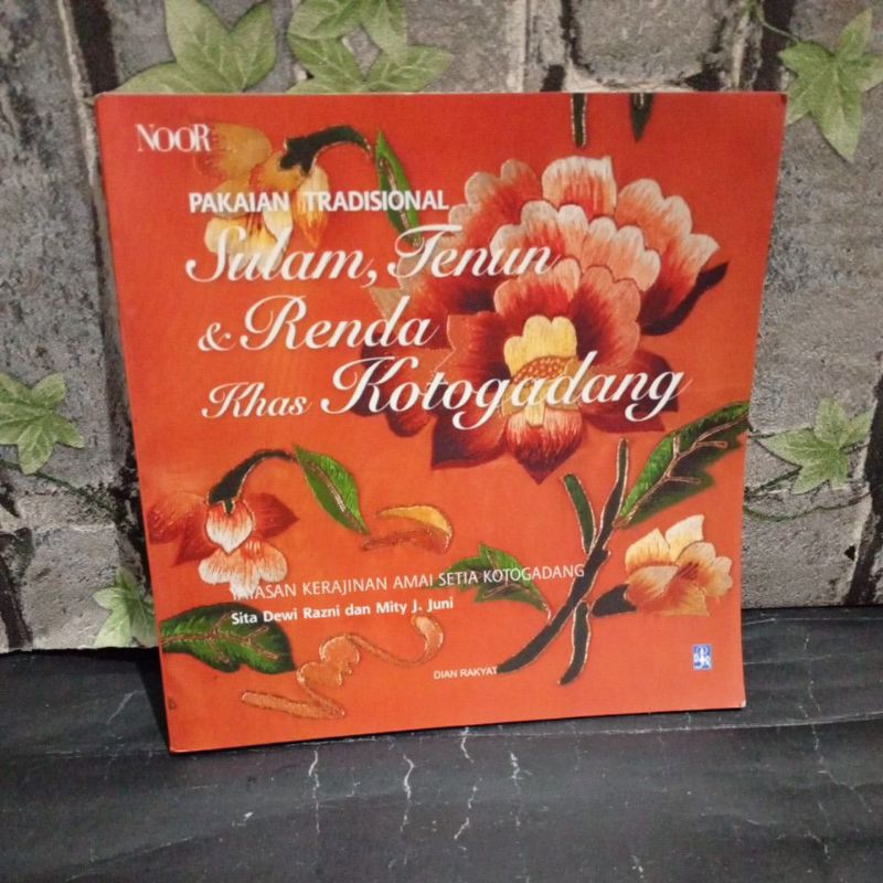 Jual Buku Pakaian tradisional Sulam, tenun & Renda khas koto gadang ...