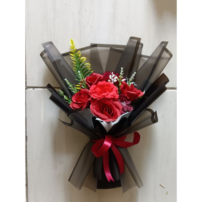 Jual BUKET BUNGA MAWAR HITAM & MERAH - bouquet wisuda bucket bunga ...