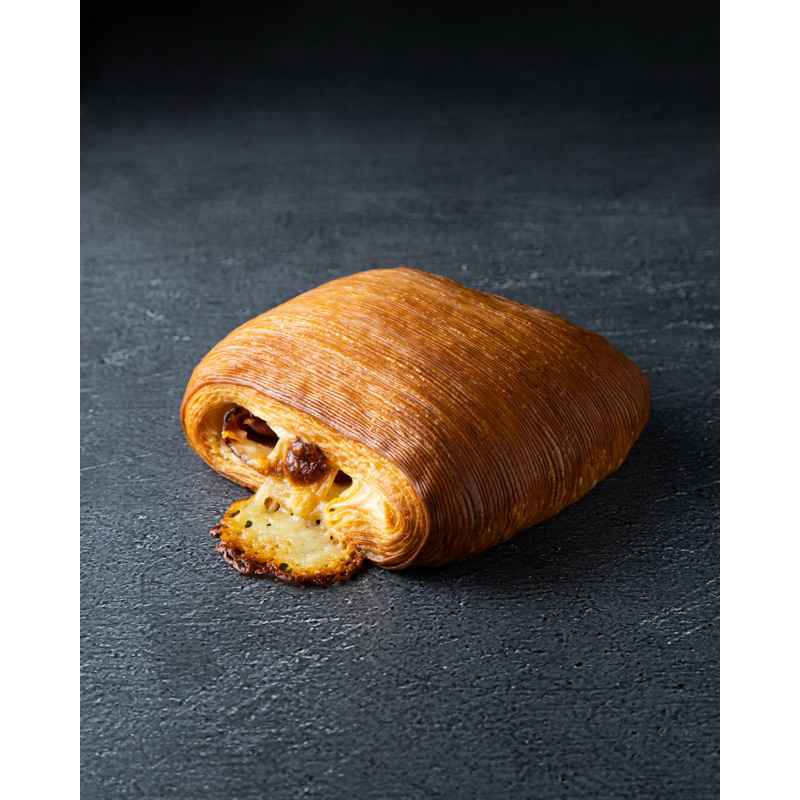 Jual Grams Artisan Smoked Beef & Cheese Croissant | Roti Croissant ...