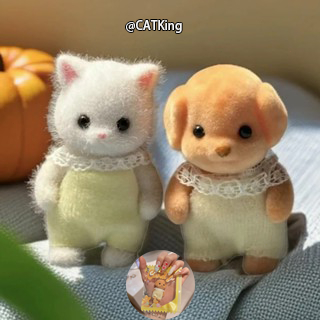 SYLVANIAN FAMILIES Das Dorf – Baby Pudel Figur, Beweglich Mit Schlafanzug & Accessoires, Für Kinder Ab 3 Jahren