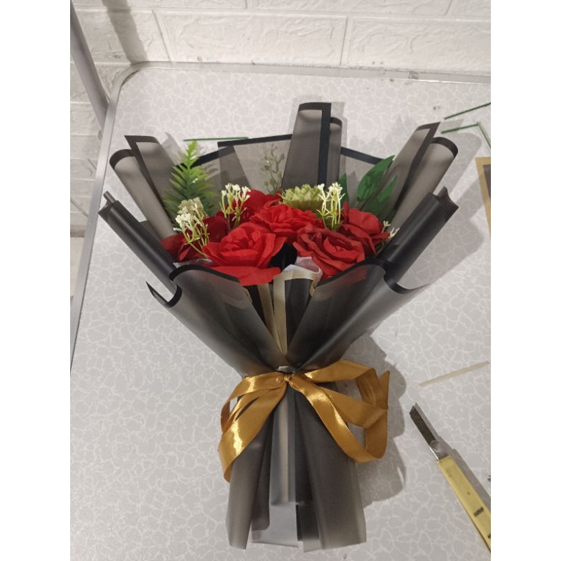 Jual BUKET BUNGA MAWAR HITAM & MERAH - bouquet wisuda bucket bunga ...