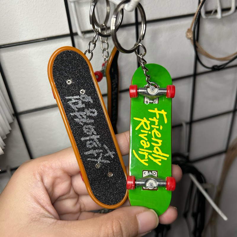 Jual Keychain gaci skate fingerboard jaeyi friendly rivalry | Shopee ...