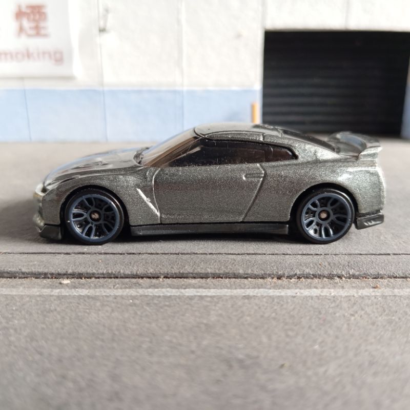 Jual Hot wheels hotwheels loose 17 Nissan GT-R R35 abu grey gray GTR ...