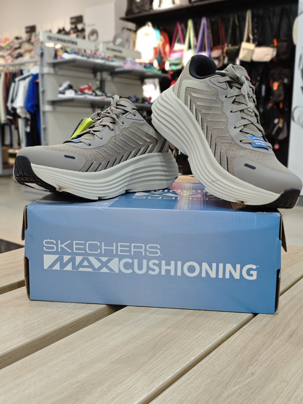 Jual Sepatu Sneakers - SKECHERS Max Cushioning Endeavour - [220614 ...