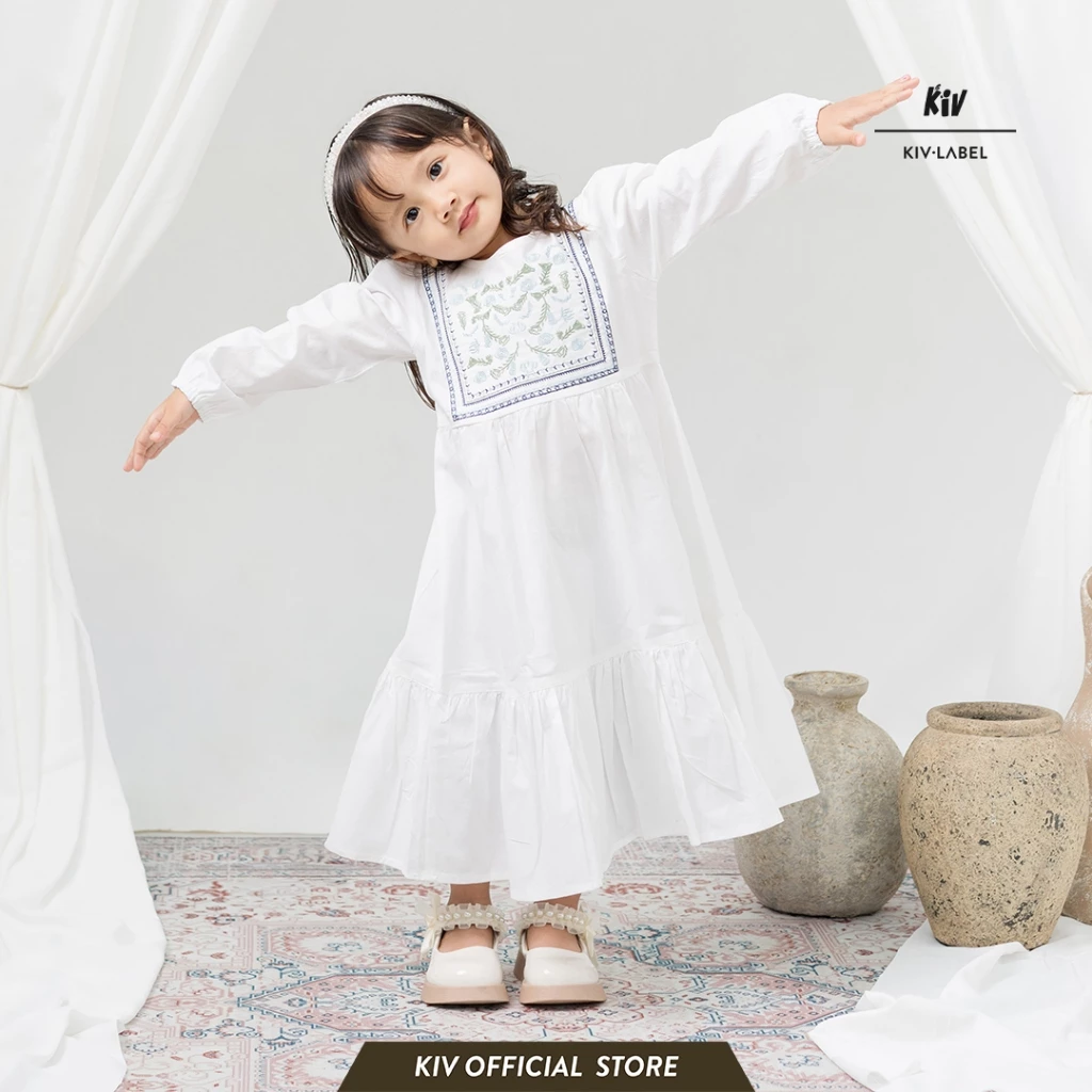 Detail bordir mewah pada gamis putih anak perempuan bahan katun adem