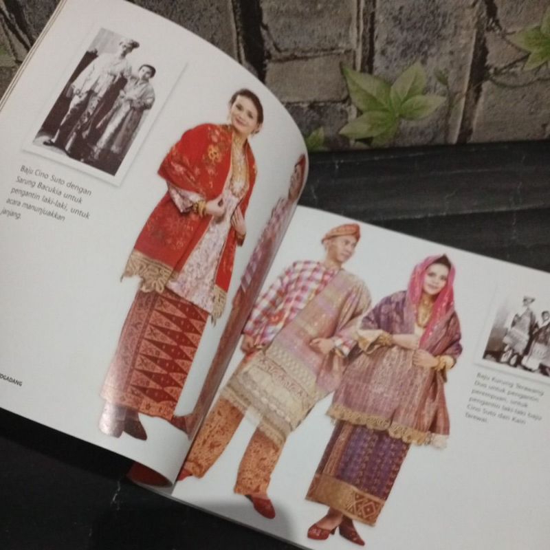 Jual Buku Pakaian tradisional Sulam, tenun & Renda khas koto gadang ...