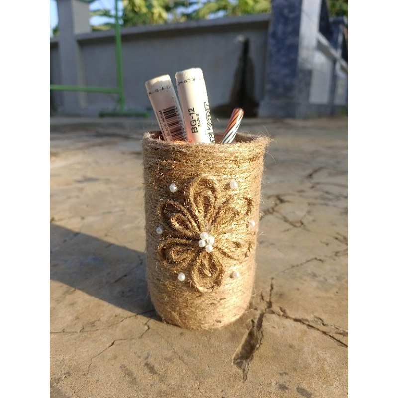 Tempat alat tulis dari tali rami, tempat pensil dari tali rami, prakarya tempat pensil dari tali rami, prakarya tempat alat tulis dari botol dan tali rami sangat