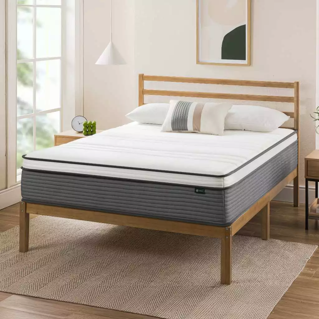 Seseorang tidur nyenyak di atas kasur Zinus Mattress in a box