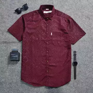Detak Kemeja Embos Pria Lengan Pendek Motif Etnik Maroon