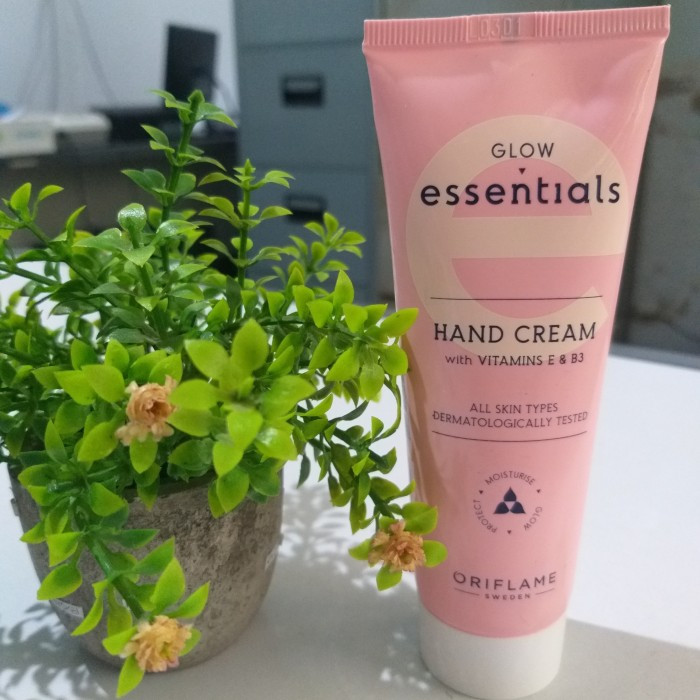 Jual 44484 Glow Essentials Hand Cream with Vitamins E & B3 | Shopee ...