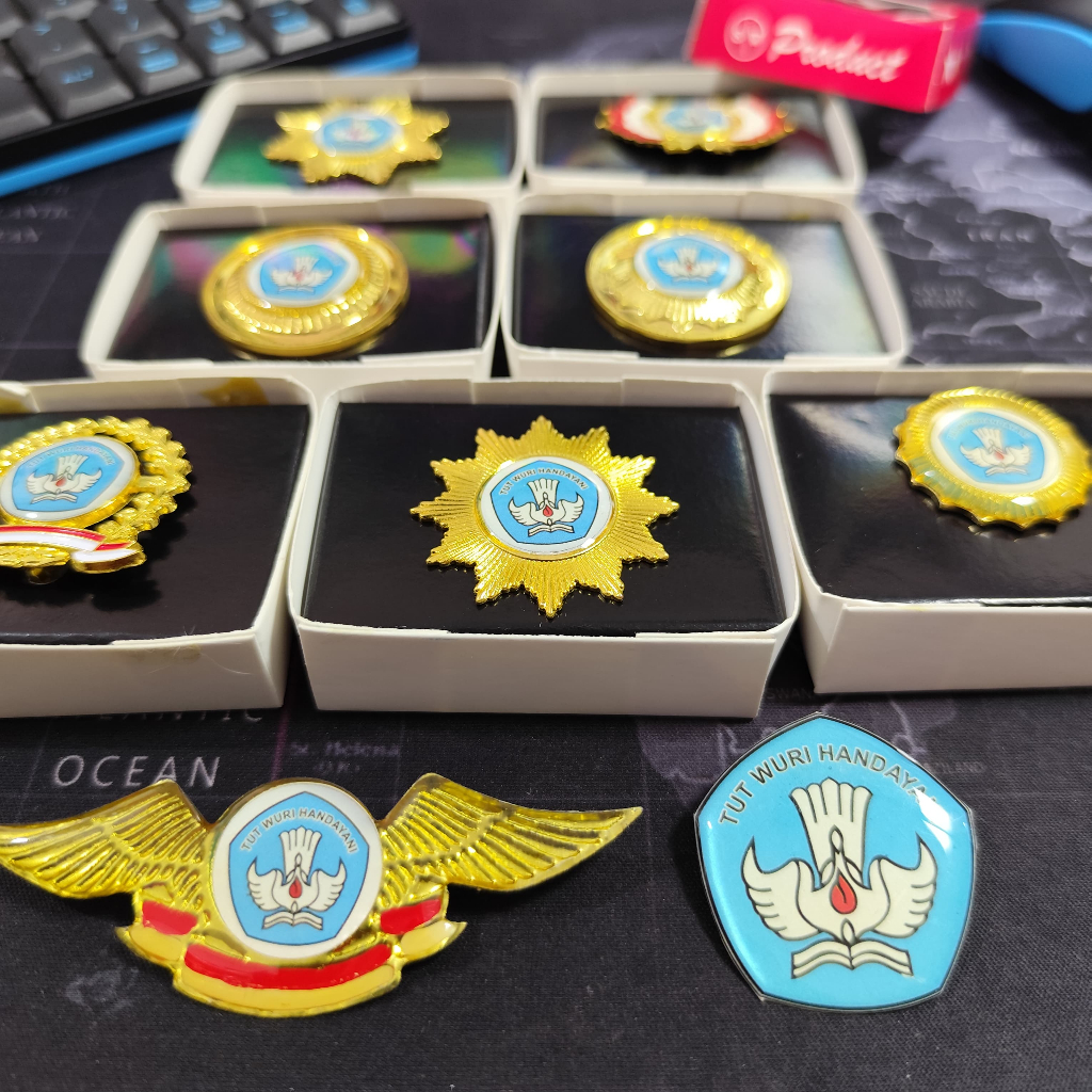 Jual Pin TUT WURI HAHNDAYANI [ foto asli ] | Shopee Indonesia