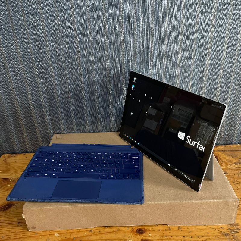 Microsoft Surface Pro 4 – Intel I5, 8GB RAM, 256GB SSD – For Parts/Repair (Cracked Screen) – With Keyboard