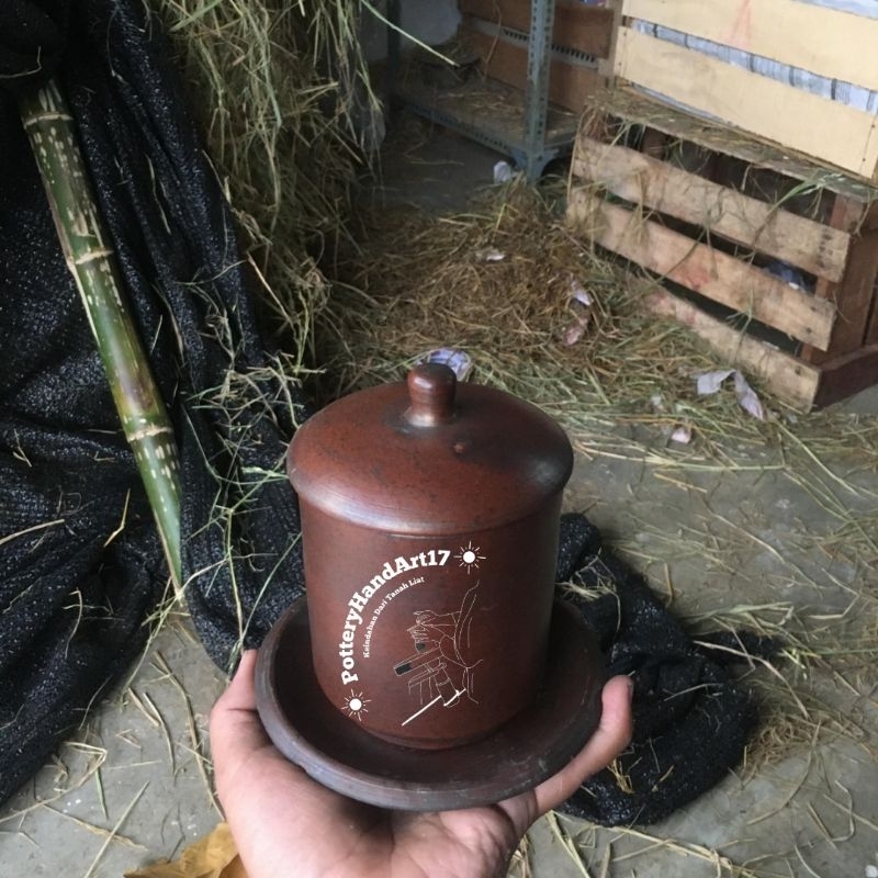Gelas Mug Gerabah Tanpa Pegangan dengan Tutup & Piringan – Kerajinan Tangan dari Tanah Liat
