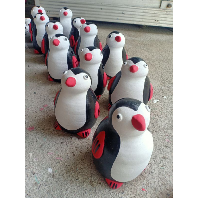 Prakarya Celengan Pinguin Tanah Liat