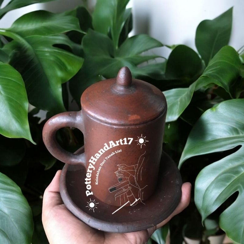Gelas Mug Gerabah dengan Tutup & Piringan – Kerajinan Tangan dari Tanah Li