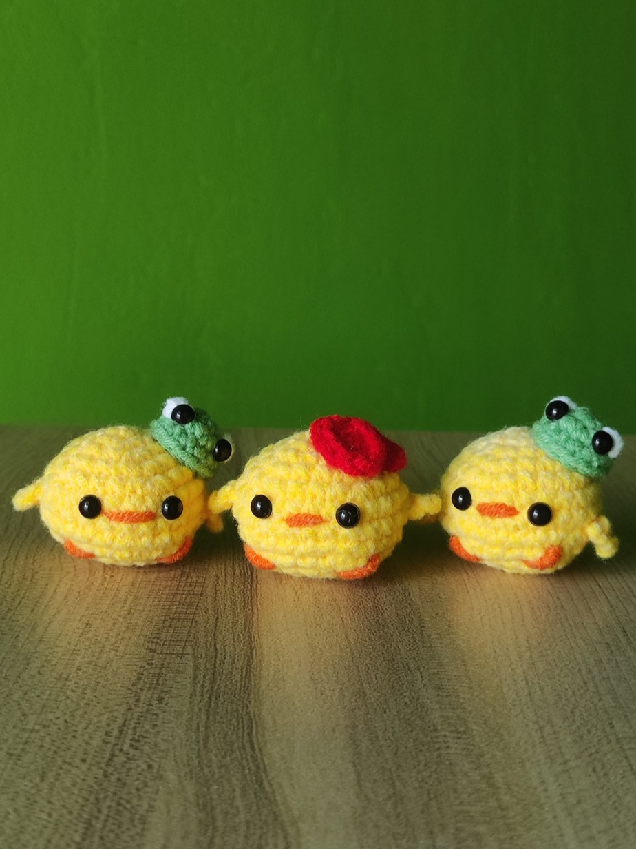 Jual littlecrochety chick with frog hat and bow crochet keychain ...