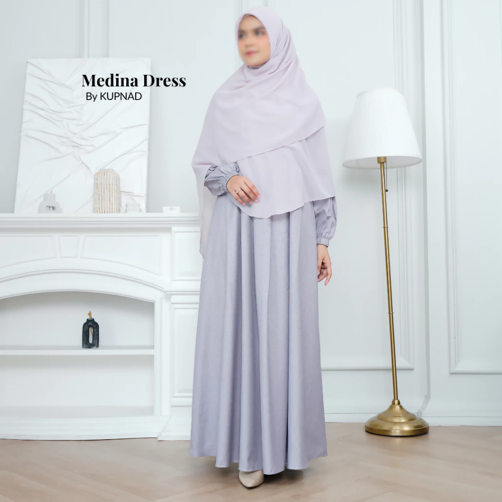 Detail lengan dan resleting Medina Dress