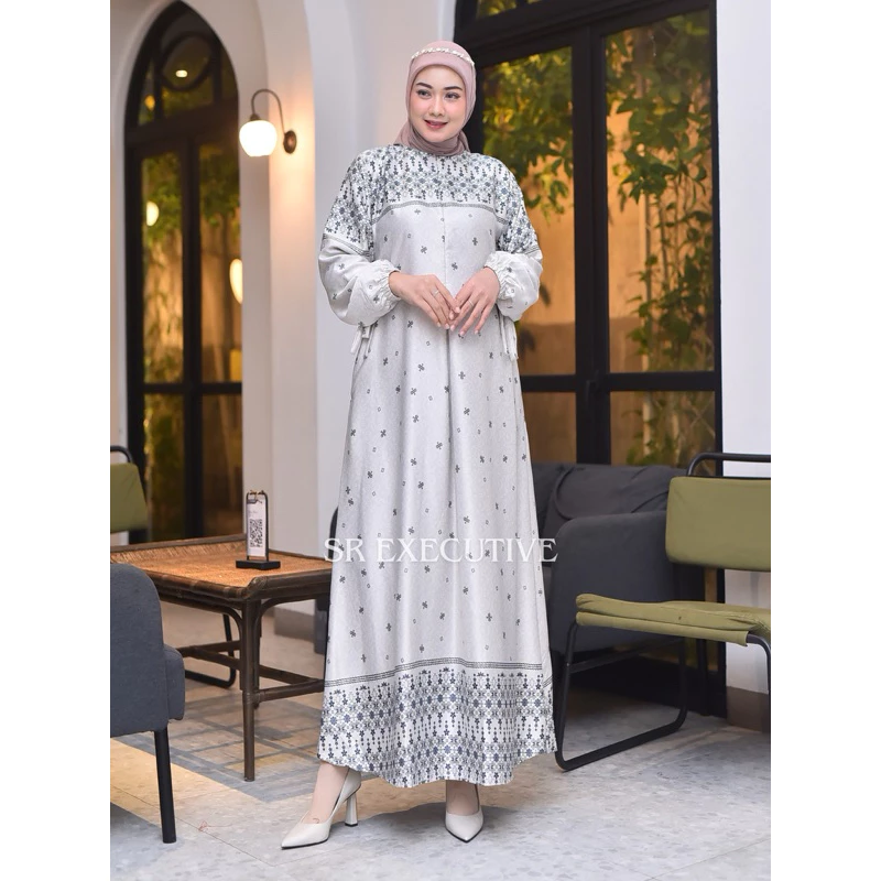 Detail lengan dan resleting gamis Armani Silk Premium