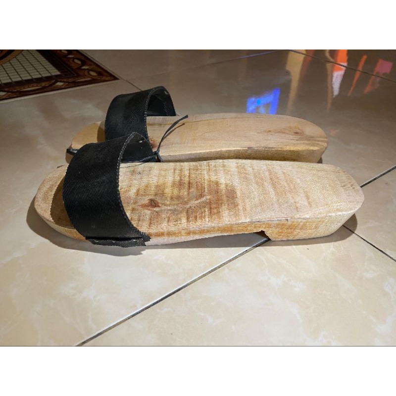 Jual SANDAL BANGKIAK TEROMPAH KAYU POLOS SANDAL MUSHOLA ( COWOK ...