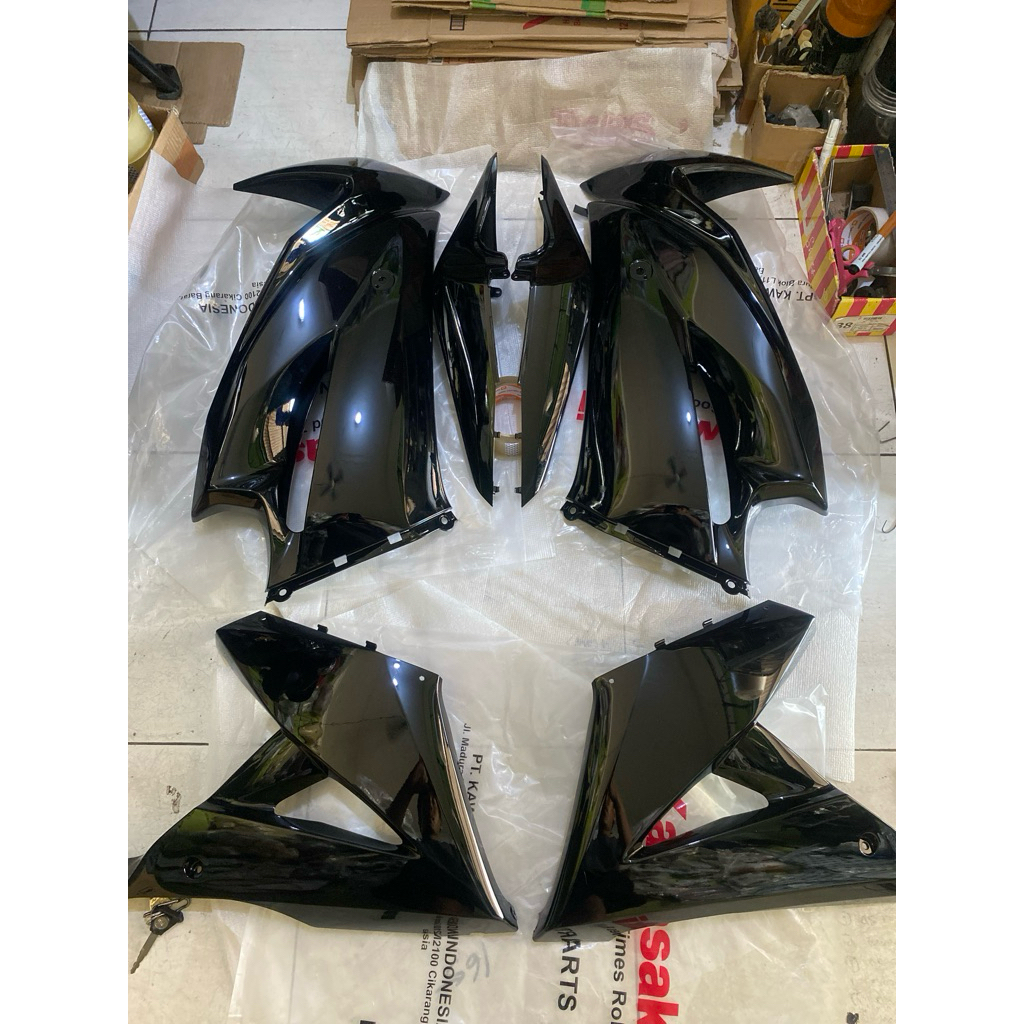 Jual Sepaket cover sayap fairing dan body belakang ninja rr new hitam ...