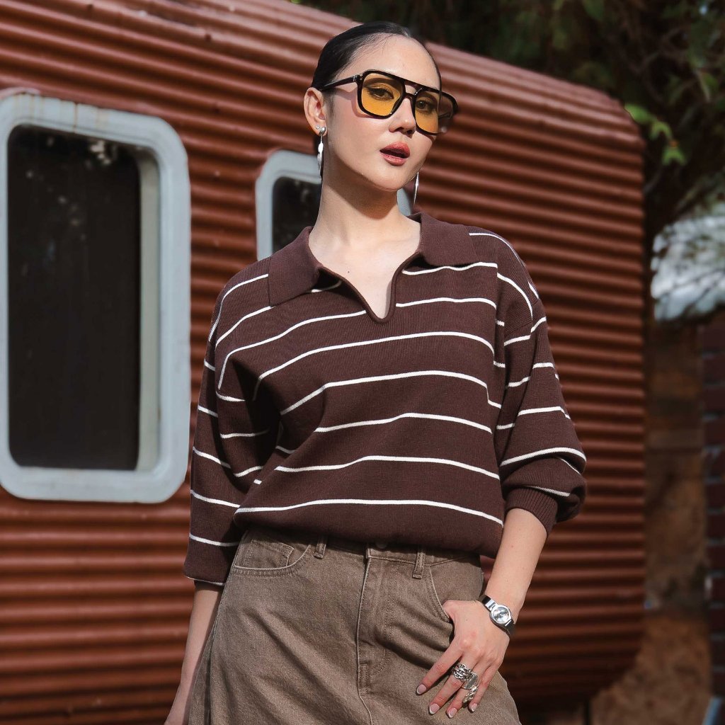 This Is April x Bella CLarissa Grifina Sweater Atasan Knitwear Lengan Panjang Wanita Casual Chic Look Ivory Dan Dark Brown foto 1