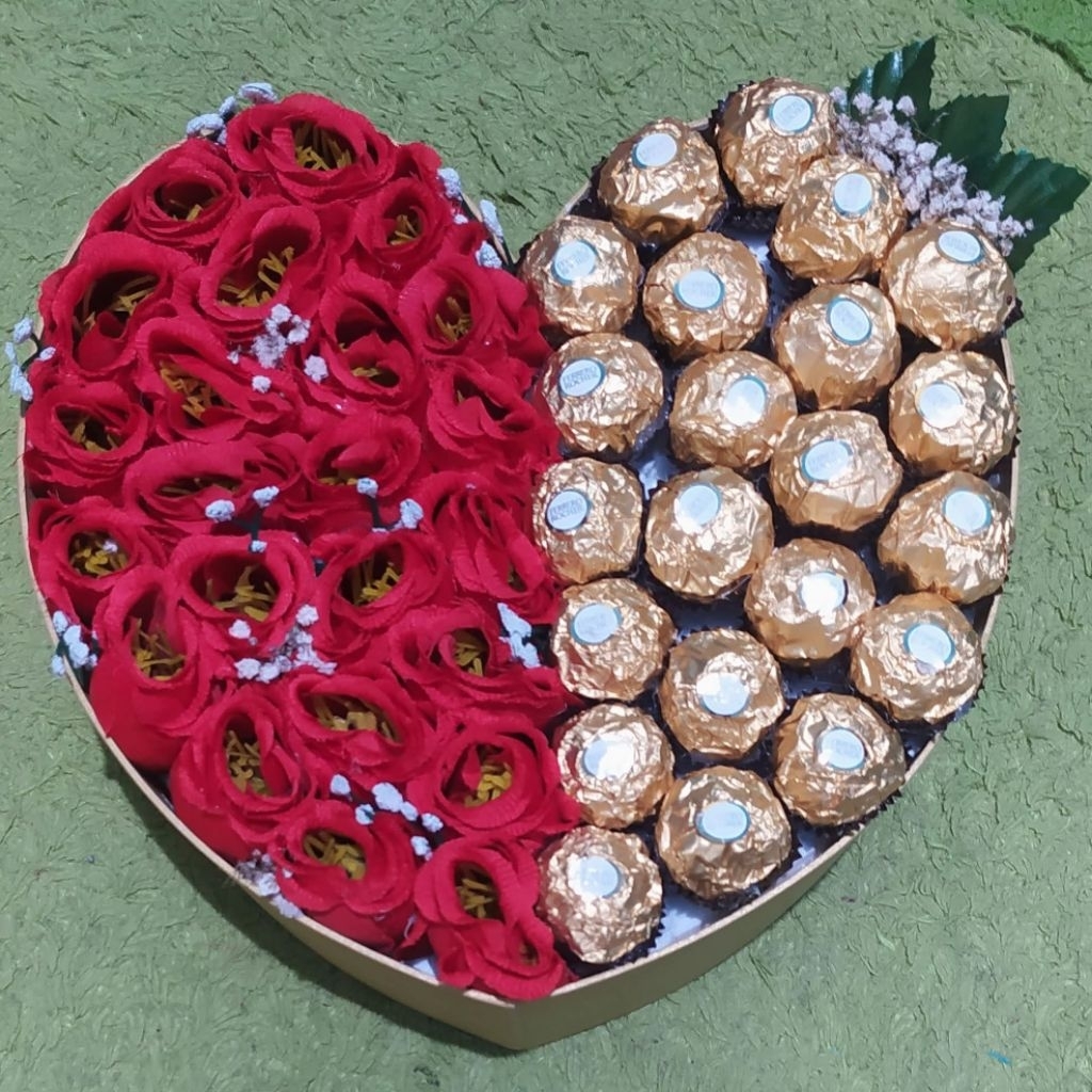 Jual Gift Box Love (Bunga Mawar Africial + Coklat Ferrero) | Shopee ...