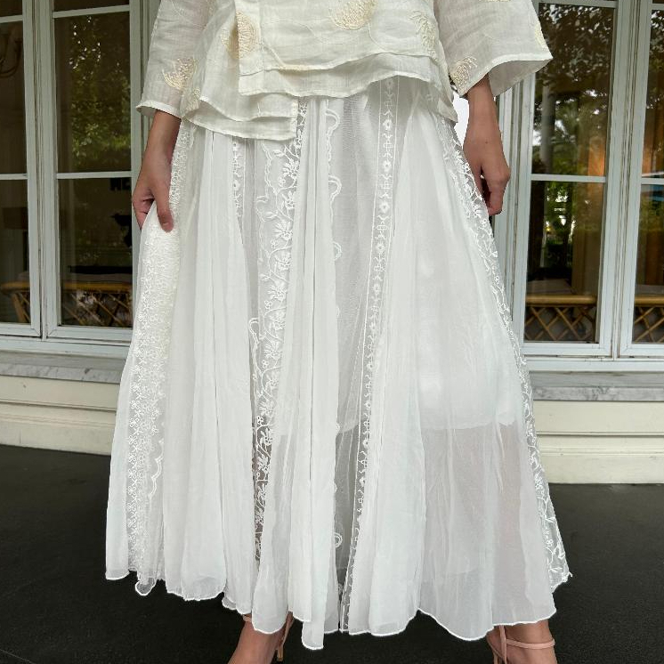 Jual Flowy Skirt Floral White – Rok Maxi Bordir Renda Putih Panjang ...