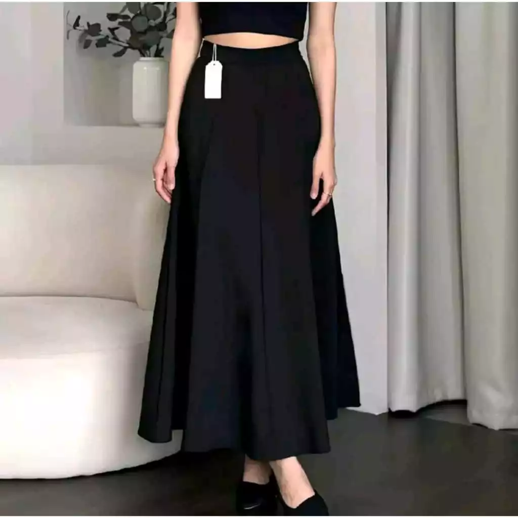 Model Menggunakan Skirt Korean Loose