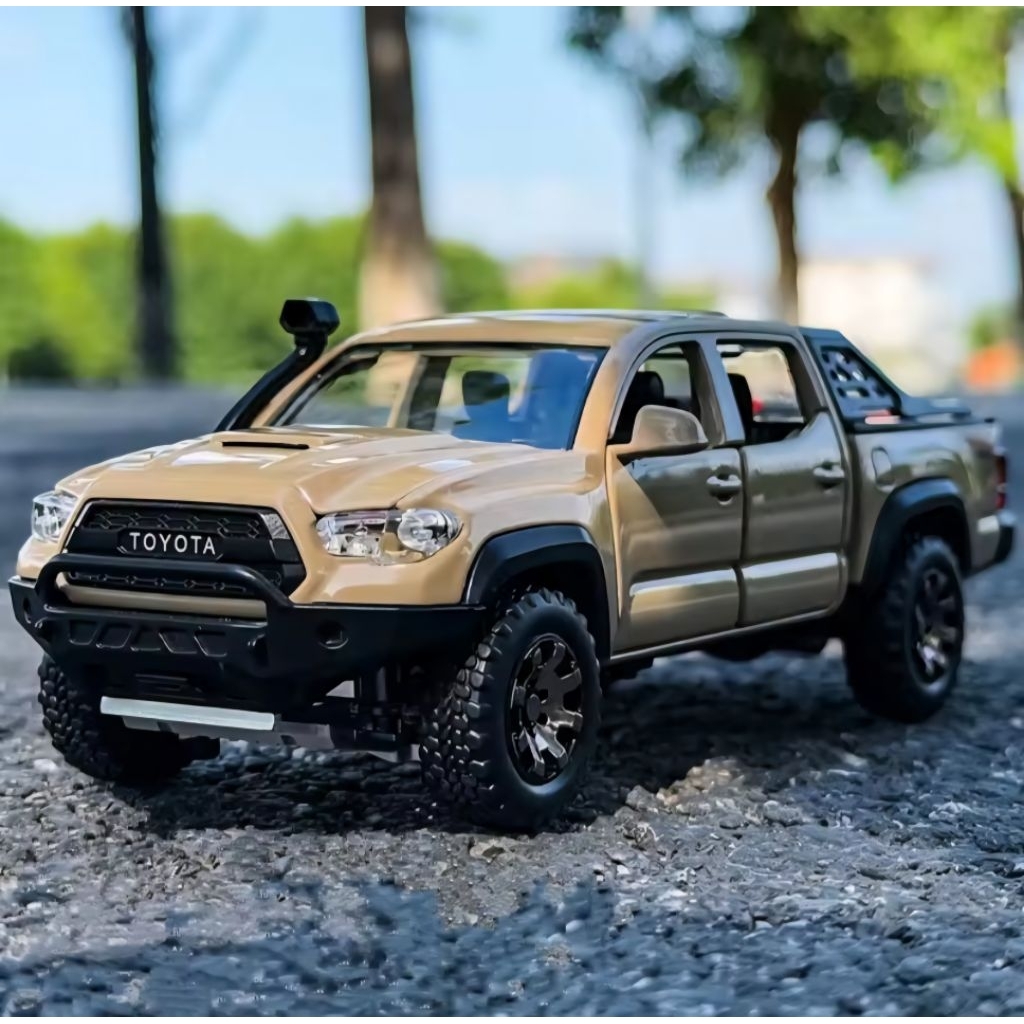Diecast Miniatur Mobil Toyota Tacoma TRD Pro Skala 1:32 Miniatur Ada Lampu Suara Pintu Dapat Dibuka