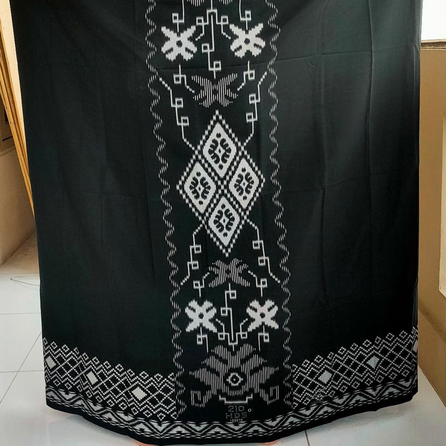 Sarung HDS samarinda berkualitas ORI nya khusus hitam polos / SARUNG HDS POlOS terbaru versi wadimor Bali / Sarung Samarinda Hds polos terbaru edisi limited / hds Samarinda POLOS hitam / Sarung HDS Hitam Polos / sarung laki-laki pria dewasa kekinian