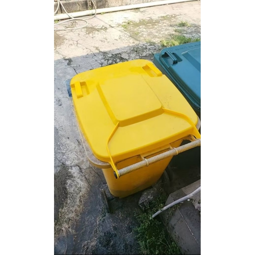 Jual Trash Bin Lid Tutup Tempat Sampah Roda 240 liter, warna hijau atau ...