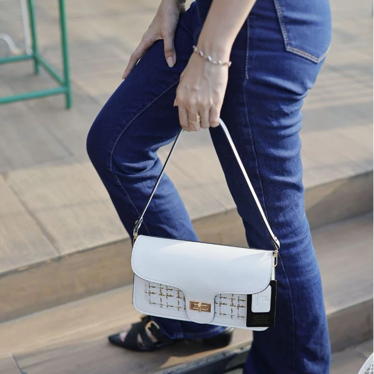 Detail Tali & Gold Hardware