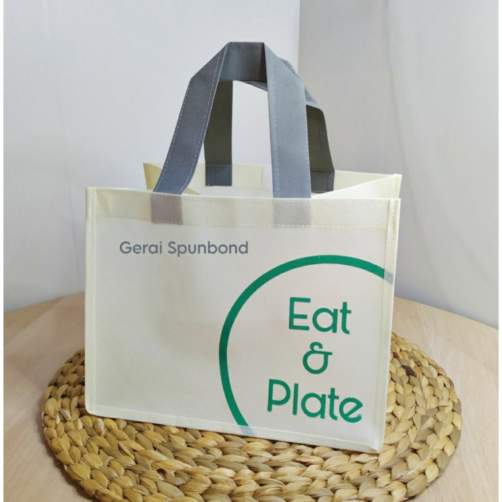 Jual Goodie Bag Spunbond 100 gsm Uk. 24cm x 24cm x 20cm Sablon Custom 2 ...