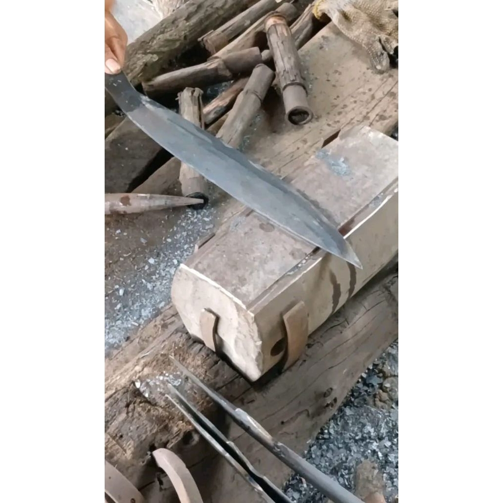 Jual pisau penyadap getah pohon aren bahan panrol atau paku rel kereta ...