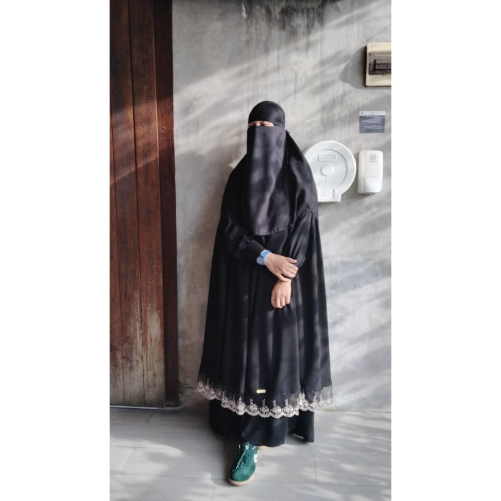 Jual Jilbab Renda tile gold polos tangan Armhole Jetblack | Shopee ...